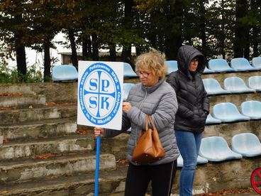 W Lututowie ustanowili rekord w najdłuższej linii z monet - do nietypowej akcji charytatywnej zaprosił Rejonowy Bank Spółdzielczy
